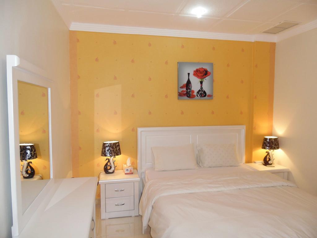Leader Apartments 2 Kuwait City Room photo